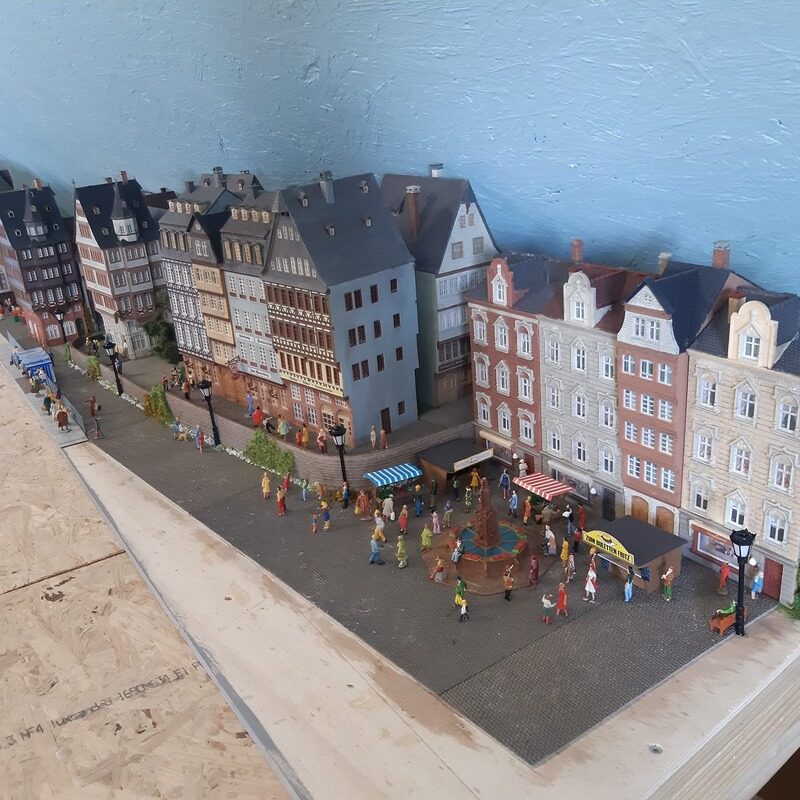 Altstadtzeile der H0-Anlage mit Marktplatz, Brunnen und Marktständen