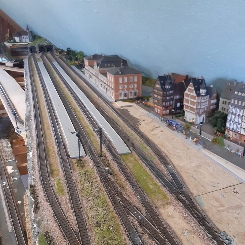 Bahnhofsgleisfeld der H0-Anlage mit Bahnsteigen und Empfangsgebäude